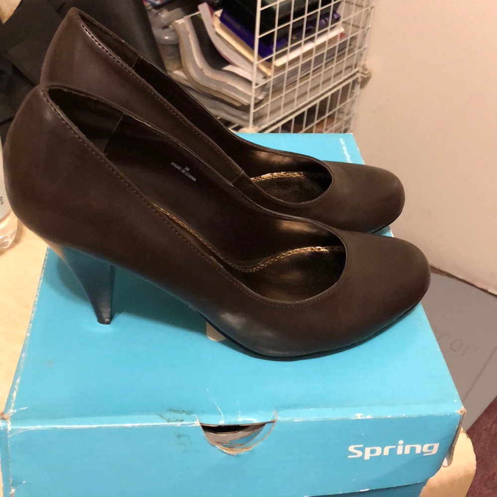 Brown work pumps